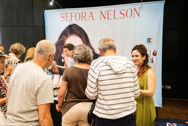 Nach dem Konzert signierte Sefora Nelson ihre Bücher und Cds und kam mit den Gästen ins Gespräch. | Foto: Jochen Buddrick