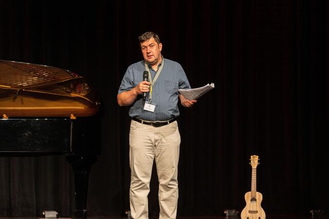 Diakon Jochen Baral begrüßte die Gäste zum Sommerkonzert mit Sefora Nelson im vollbesetzten Bürgerzentrum in Brackenheim. | Foto: Jochen Buddrick