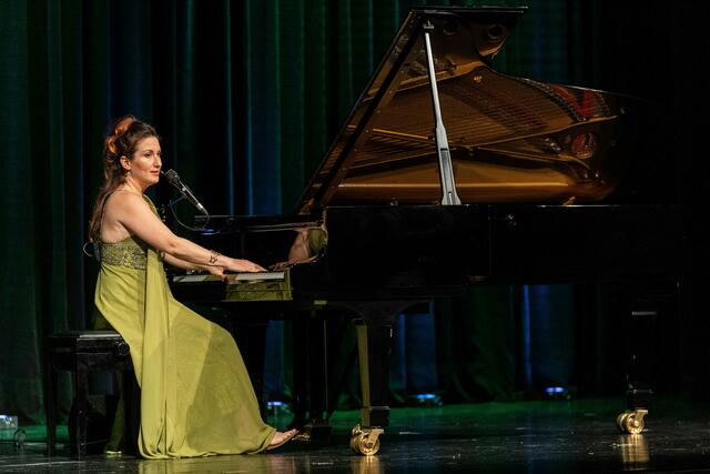 Die Sängerin Sefora Nelson berührte mit ihren Liedern und persönlichen Geschichten die Herzen der Zuhörer. | Foto: Jochen Buddrick