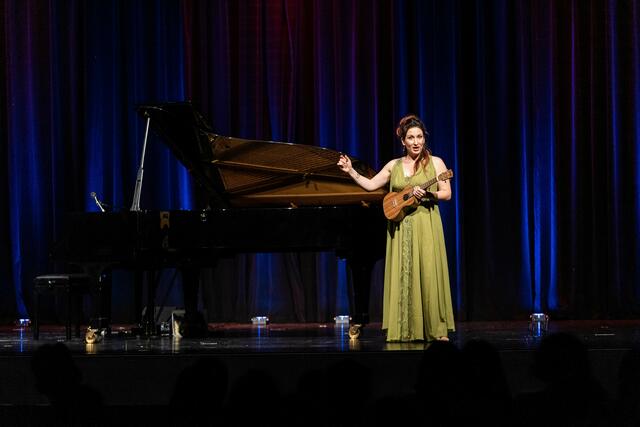 Mal schwäbisch witzig, mal mit italienischem Charme erzählte Sefora Nelson beim Sommerkonzert in Brackenheim aus ihrem Leben. | Foto: Jochen Buddrick