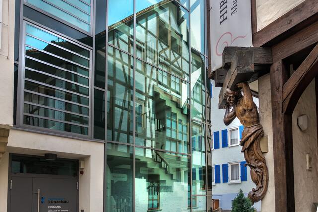 Glasfront von Heimatmuseum Künzelsau mit Teilansicht der Hirschwirtscheuer