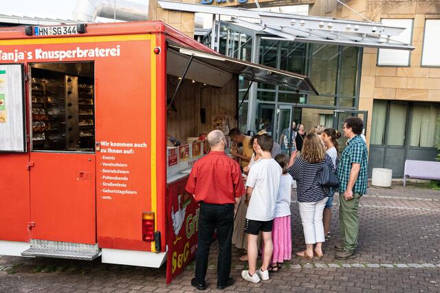 Vor dem Bürgerzentrum konnten die Gäste vor und nach dem Konzert ihren Hunger stillen. | Foto: Jochen Buddrick