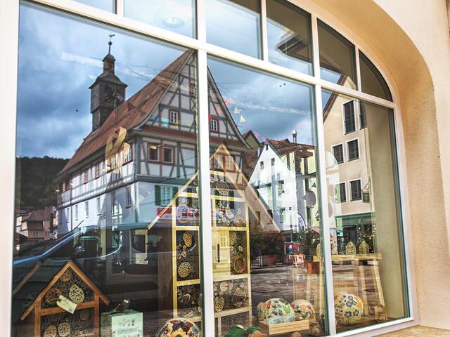 Schaufenster mit altem Rathaus von Künzelsau