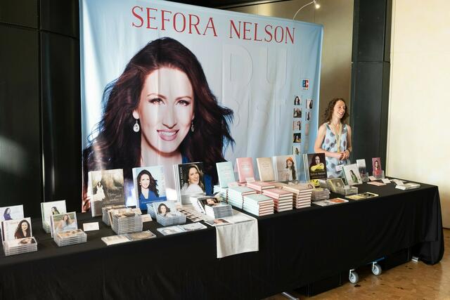 Eine Vielfalt an CDs und Bücher von Sefora Nelson sind im Laufe der Jahre herausgekommen. | Foto: Jochen Buddrick