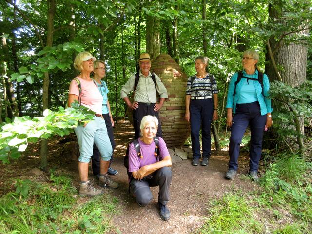 Durch Urlaub, Krankheit und berufliche Verpflichtungen ist die Gruppe über den Sommer kleiner. So ergab sich der "Hahn im Korb" am Ei