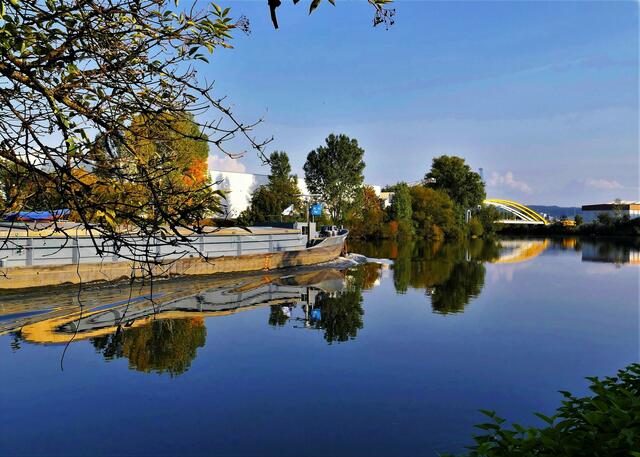 Schiff an der Metz-Brücke