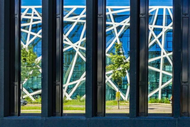 QBIG spiegelt sich im gegenüberliegenden Gebäude