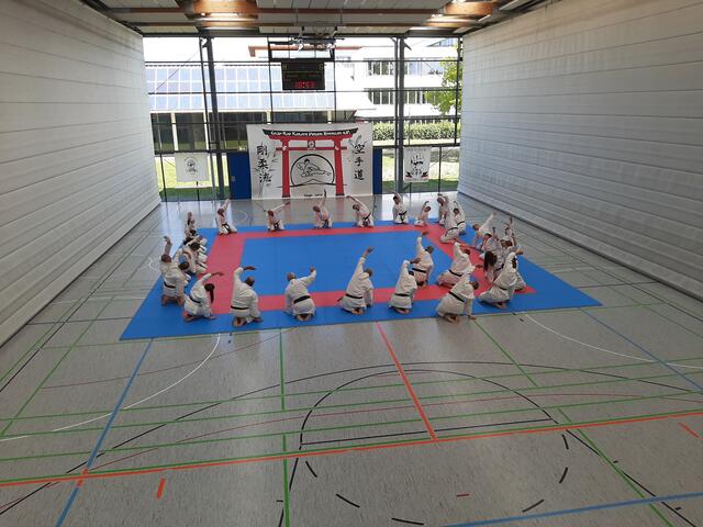 Die Teilnehmer einer Trainingseinheit beim Warmmachen