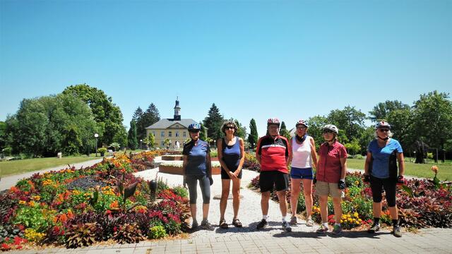 Vor dem Feuerbeet im Salinenpark von Bad Rappenau. Im Hintergrund das ehemalige Direktionsgebäude der Saline.