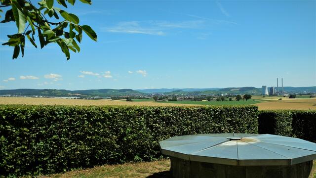 Aussicht nach Neckarsulm - am Horizont der Kayberg, Schemelsberg und der Wartberg.