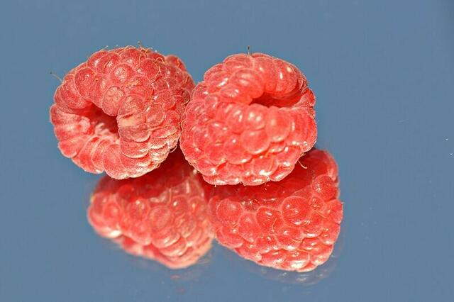 zwei Himbeeren im Spiegel