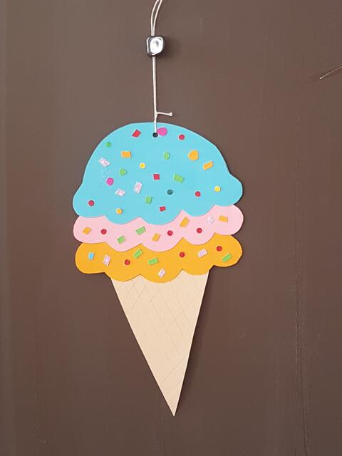 Bei Lehrerin Carolin Weiß, die alle Bastelangebote vorbereitet und organisiert hatte, konnte man so eine verlockende Eiswaffel basteln...