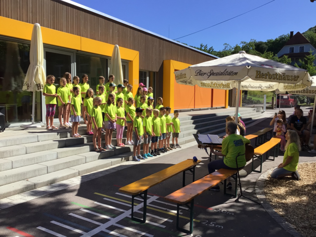 Der Grundschulchor mit den Lehrerinnen Christiane Württemberger und Tina Stehling bekam begeisterten Applaus