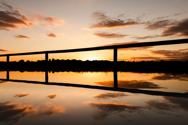 Spiegelung des Sonnenuntergangs in einer Pfütze