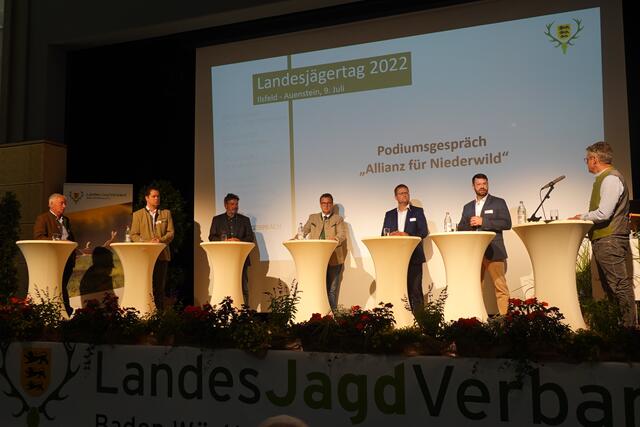 Bei der Diskussionsrunde zum Thema Schutzmaßnahmen zur Förderung des Niederwildes (Hase, Rebhuhn, Fasan . .) diskutierte neben Vertretern von Abgeordneten des Landtags auch Vertreter der Landwirtschaft und dem Forst auch Landwirtschaftsminister Peter Hauk mit.