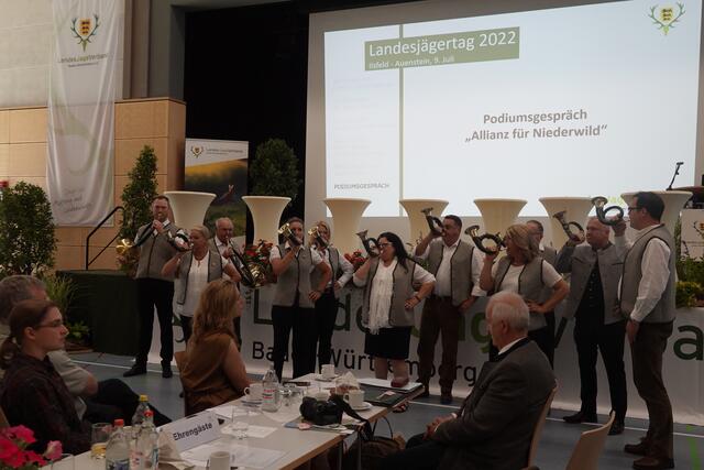 Die Jagdhornbläsergruppe Löwensteiner Berge - Weinsberger Tal hat die "Begrüßung" geblasen.