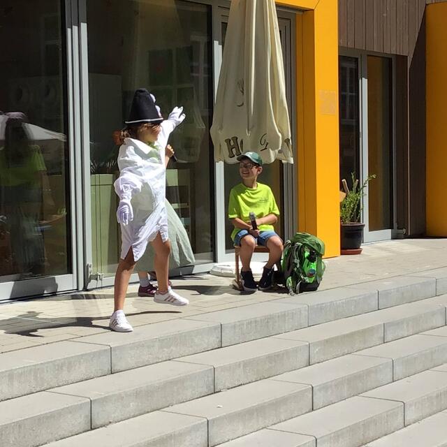 Die Wahrheitspuppe kommt gewaltig in Bewegung, wenn Mutter von ihrer Schulzeit erzählt