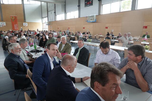 Unter den Ehrengästen befanden sich Josep Juratovic (SPD/MdL), Dr. Michael Preusch (CDU/MdL), Bürgermeister Bordon, Auenstein, der Leiter des Kreisforstamtes Martin Rüter, die Ehrenkreisjägermeister Dieter Bürkle und Paul Röckel sowie Vertreter des Landesjagdverbandes Baden-Württemberg.