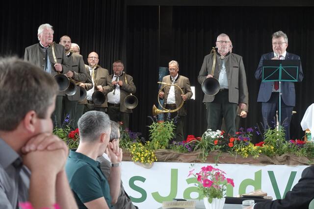 Dekan Rainer Knödler zelebrierte die Hubertusmesse in der Tiefenbachhalle, die Jagdhornbläser Kocher - Jagst - Neckartal gestalteten sie musikalisch.