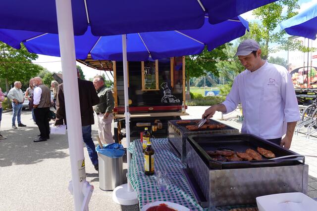 Im Außenbereich vor der Tiefenbachhalle ging der Festbetrieb am Nachmittag bei schönste Sonnenschein weiter.