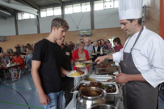 Das Mittagessen mit Wildgulasch, Maultaschen und Rollbraten schmeckte vorzüglich.