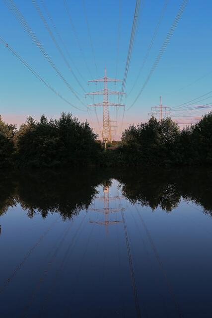Hochspannungleitungen bei der Schleuse in Horkheim