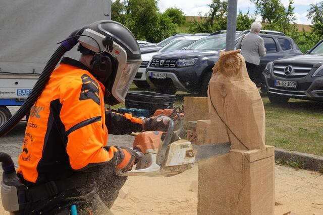 Ein Meister der Holzbearbeitung zeigte seine Schnitzkunst mit der Motorsäge.