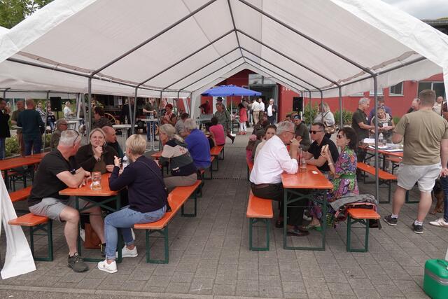 Die Zelte dienten bei dem sonnig-schönen Wetter nur dem Sonneschutz.