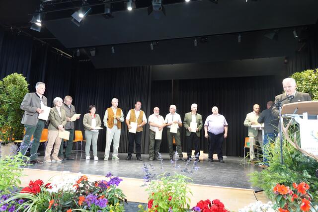 Auf der Bühne wurden verdiente und langjährige Mitglieder geehrt.