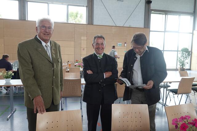 Zufriedene Gäste: Die Ehrenkreisjägermeister Dieter Bürkle (v.r.), Paul Röckel und der Forstbetriebsleiter des Grafen Neipperg, Karl Walch.