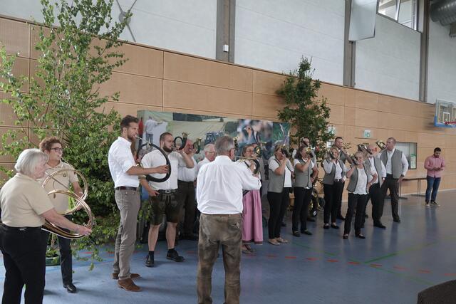 Die Jagdhornbläsergruppen Löwensteiner Berge - Weinsberger Tal und Schozachtal unterhielten die Gäste musikalisch.