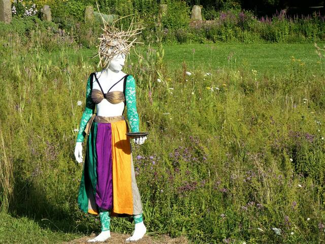 Das war Amicam letztes Jahr im Juli. Mit ihrem bunten und außergewöhnlichen Gewand hat sie die Blicke der Besucher auf sich gezogen.