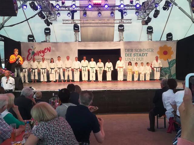 Simone Vollweiler moderiert den Auftritt des Karatevereins Eppingen