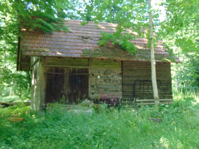 An dieser Waldhütte machten die Wanderer kurz Rast.