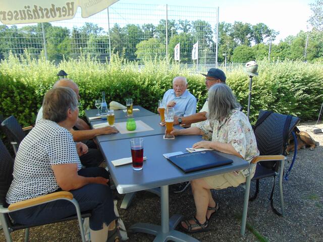 Auf der großen Terrasse lässt es sich gut sitzen und sich bestens unterhalten