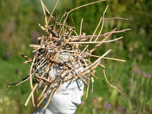 Ihre Haarpracht war noch heller und von der Sonne beschienen.