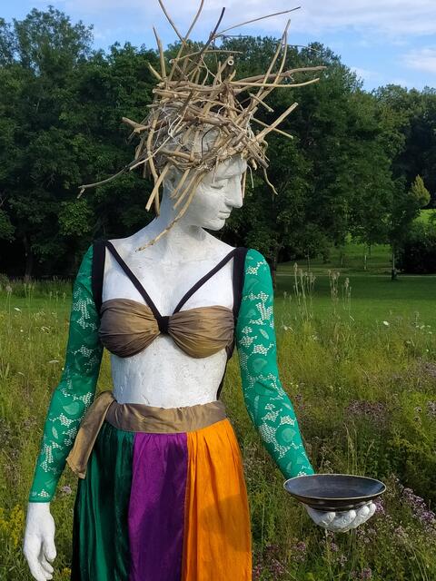 Mit dieser Kleidung stand Amicam letztes Jahr am Rande einer Wildblumenwiese im Salinenpark und hat sehr schön darauf aufmerksam gemacht, wie wichtig Wildvegetation für Mensch und Tier ist.