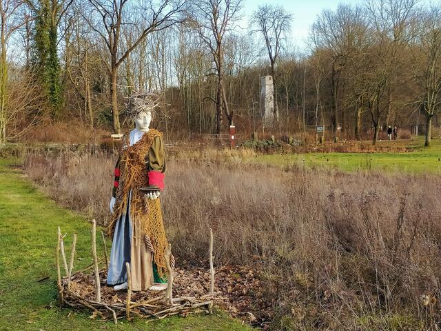 Im Winter hat sie ein dickeres Kleid warm gehalten.