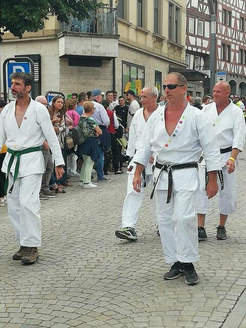 Karatekas beim Festumzug durch die Innenstadt