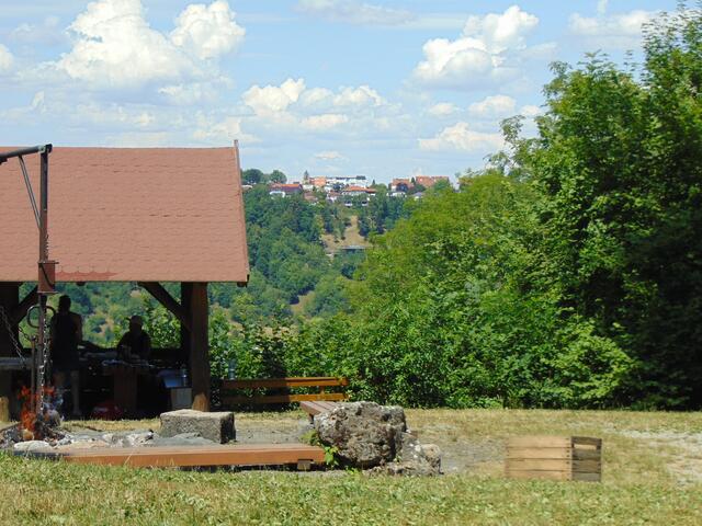 Grillplatz mit Schutzhütte und rechts die 2010 erstmals geschlagene Schneise mit Blick auf Garnberg.