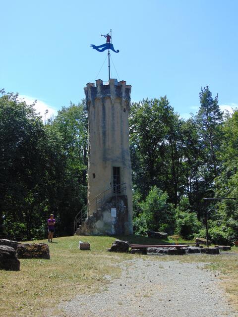 Die Feuerstelle mit Sitzgelegenheiten vor dem Wartbergturm.