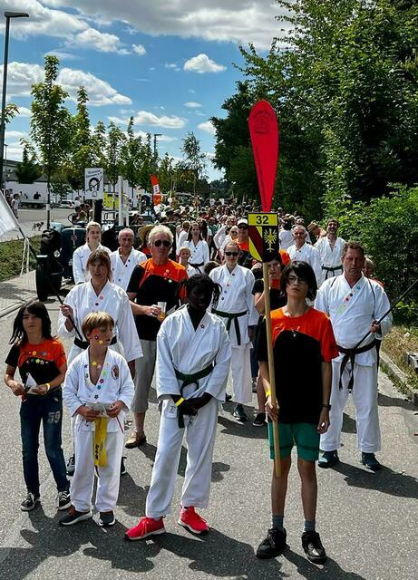 Der Karateverein formiert sich für den Festumzug