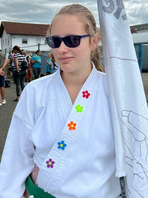 Bunt geschmückter Karate-Gi