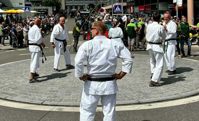 Dojoleiter Matthias Schäfer beobachtet den Straßenkampf seiner Karatekas