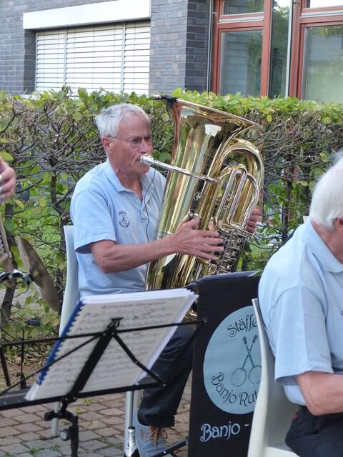 An der Tuba sorgte Dr. Thomas Budde für die tiefen Töne und das rhythmische Fundament.