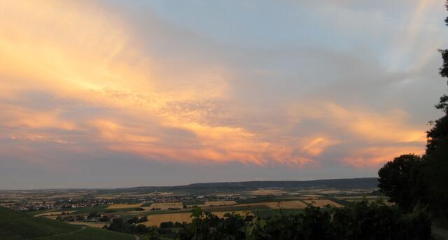Ohne Wolken wäre das nicht halb so schön. Im Hintergrund der Stromberg