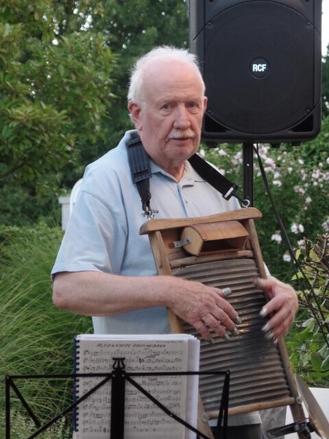 Wo die viersaitigen Banjos spielen, ist ein Waschbrett als Rhythmusinstrument nicht weit. Rudi Trinkaus erzeugt mit seinen Fingerhüten typischen Sound.