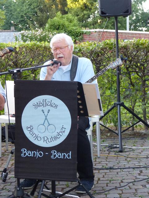 Dr. Norbert Schmidt sang mit bluesiger Stimme vom Liebesleid und Liebesglück am Mississippi.