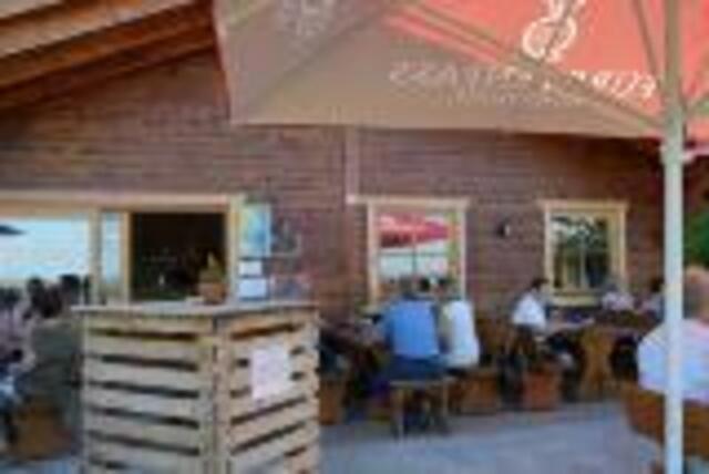 Das Mobiliar der "Almhütte" ist zum Teil selbst gemacht. | Foto: Gülay Sween