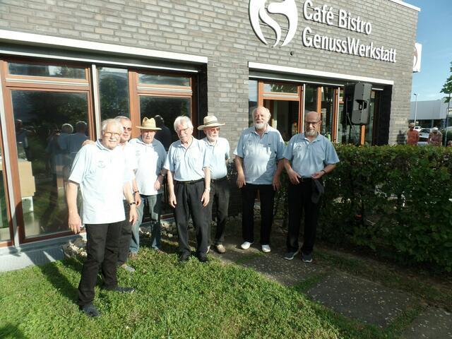 Die Musiker der Banjoband präsentieren sich vor dem Konzert in lockerer Stimmung ohne Instrument (v.l.n.r. Dr. Norbert Schmidt, Dr. Thomas Budde, Rudi Trinkaus, Bernd Rauch, Gerhard Oberschmidt, Hans-Joachim Hepting, Ernst Knorpp).